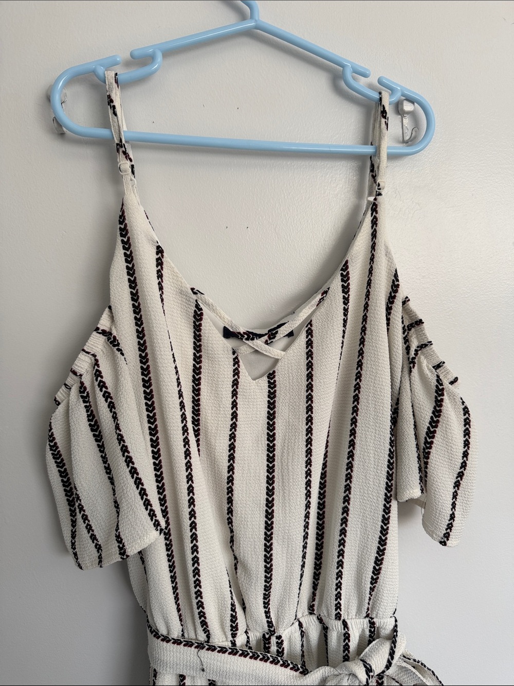Striped White and Black Cold-Shoulder Summer Jumpsuit with Waist Tie size M - Picture 2 of 10